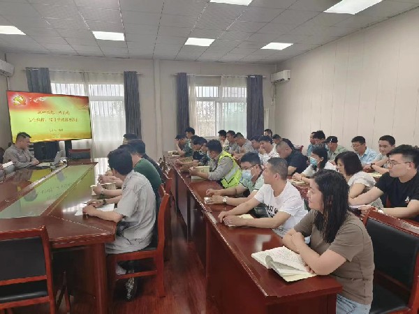 【理論宣講】鑫巖石料開展“統(tǒng)一思想，為實(shí)現(xiàn)工業(yè)倍增、項(xiàng)目突破增磚添瓦”宣講活動(dòng)