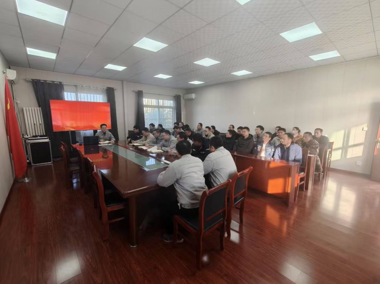 【理論宣講】鑫巖公司開(kāi)展“做新時(shí)代合格黨員，為黨旗增光添彩”主題宣講活動(dòng)